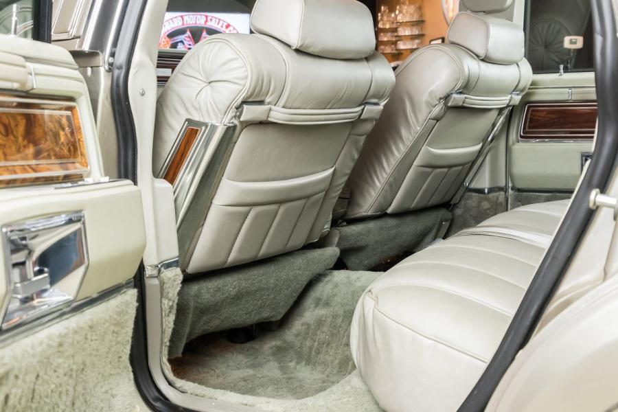 Интерьер Lincoln Continental Mark VI Sedan 1980 года  (фото 64 из 111)